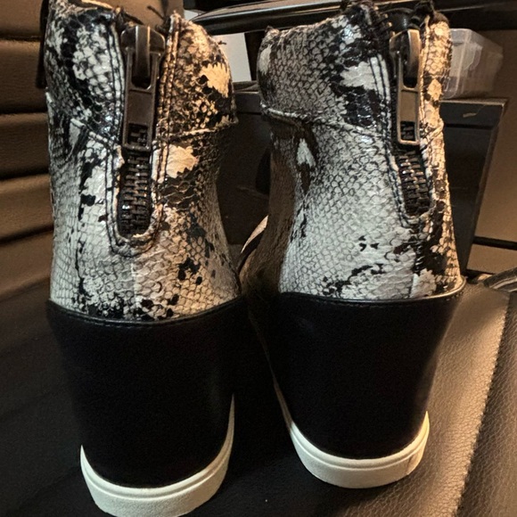 Torrid NWOB Sexy Python Faux Snake Print. Invisible wedge. Size 7 1/2 - Picture 3 of 9